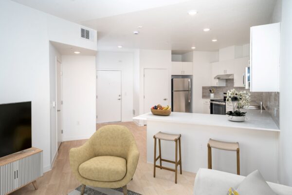1 BD with Bal - kitchen and dining area