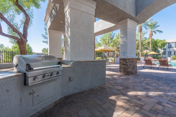 Viviani-Grill-Area-By-The-Pool